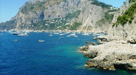 Skaliste wybrzeże Capri – Włochy