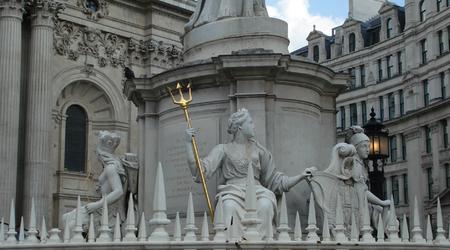 Rzeźba przed katedrą – St. Paul, Wielka Brytania