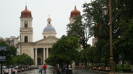Deszcz na głównym placu w Tucuman – San Miguel de Tucumán, Argentyna