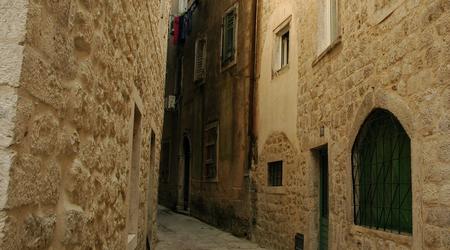 Wąskie uliczki starówki – Kotor, Czarnogóra