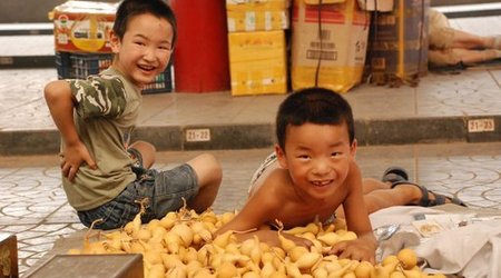 Pekin, dzieciaki na targu – Chiny