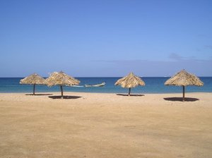 Wenezuela , plaza z parasolkami w okolicach Cumana