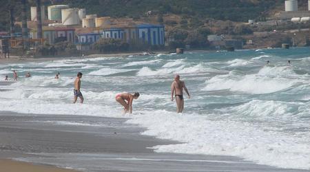 Ammoudara (w tle elektrownia) – Kreta, Grecja