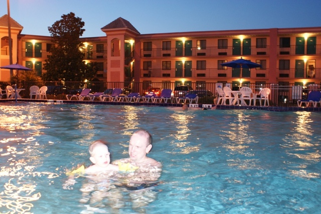 Obowiazkowe plywanie wieczorem w hotelu