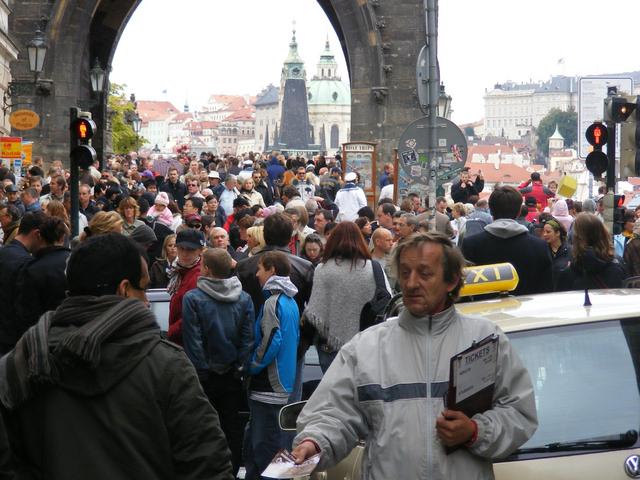 Tlumy, tłumy,tłumy,na karelowym moście