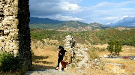 Pod kościołem w dzień roboczy – Mtskheta, Gruzja