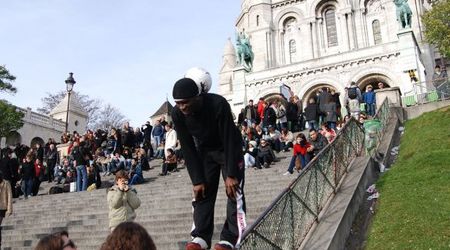 ciekawe, czy on wszystko robi z tą piłką na głowie – Paryż, Francja
