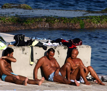 Siesta na nabrzezu Morza Srodziemnego