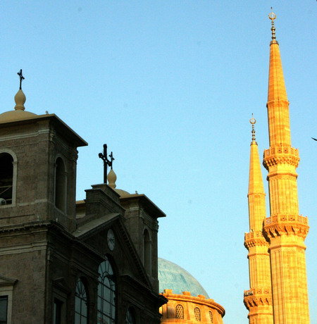 Kosciol stykajacy sie z minaretem