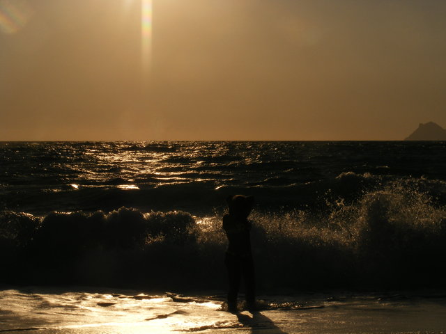 zachód słońca na plaży w Matali