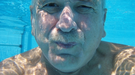 Podwodny autoportret w basenie - Jordania