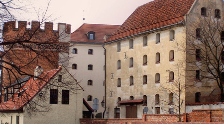 Dawne spichlerze i fragment Bramy Mostowej – Toruń, Polska