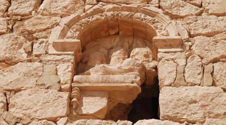 25812 - Palmyra beduini camele i kupa kamieni – Syria