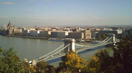 Budapeszt - widok na most łańcuchowy i parlament – Węgry