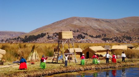 Peru, pływające wyspy Uros, Indianie śpiewający "Vamos a la playa" – Puno