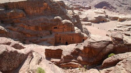 w dół - grobowiec rzymskiego żołnierza – Wadi musa, Jordania