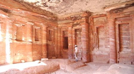 we wnętrzu grobowca – Wadi musa, Jordania
