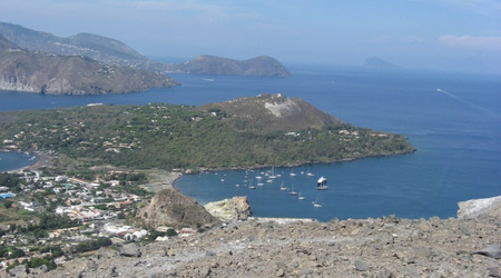 Vulcano, widok na miasto ze stożka – Włochy