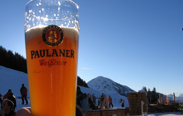 Ein Vienerschnitzel und Weisbier bitte!