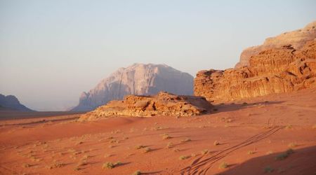 słońce spada za plecami – Wadi rum, Jordania