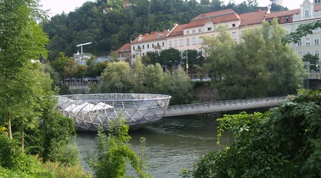 Murinsel - widok z brzegu – Graz, Austria