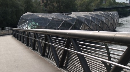 Murinsel -jedna z kładek prowadzących na "wyspę" – Graz, Austria