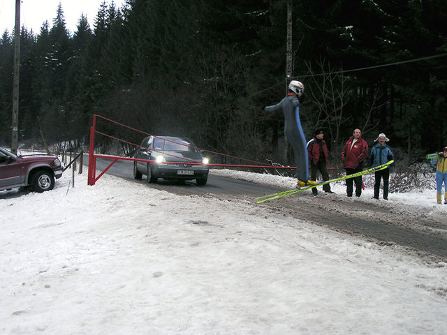 "Pocztówka ze stoku" Uwaga: skoczkowie...