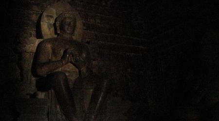Budda nieopodal Borobudur, Jawa – Indonezja