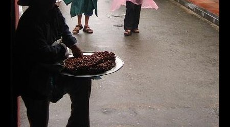 Słodkie orzechowe karmelki na ulicach Hoi An, Wietnam