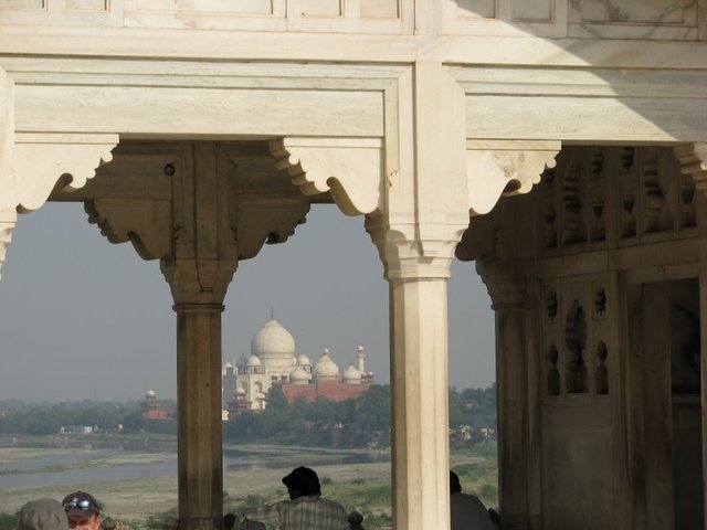 Czerwony Fort z Taj'em w tle