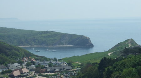 Widok ze wzgórza na zatokę – West Lulworth, Wielka Brytania