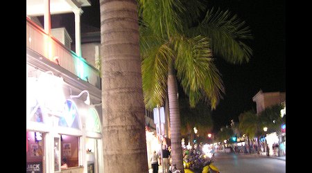 Key West, Duval Street...niezwykle popularnym sposobem przemieszczania sie sa rowery i skutery – Stany Zjednoczone Ameryki