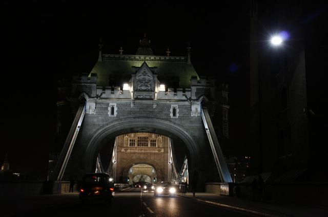 Nocne wędrówki brzegiem Tamizy