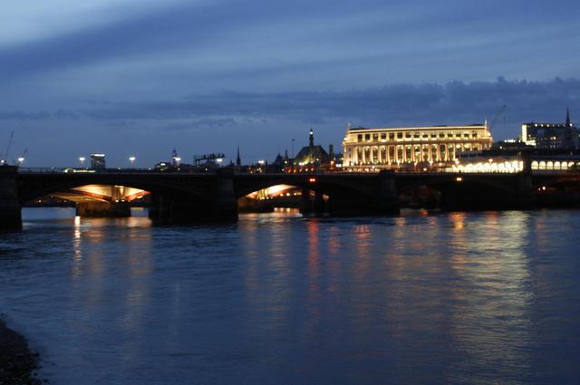 Nocne wędrówki brzegiem Tamizy