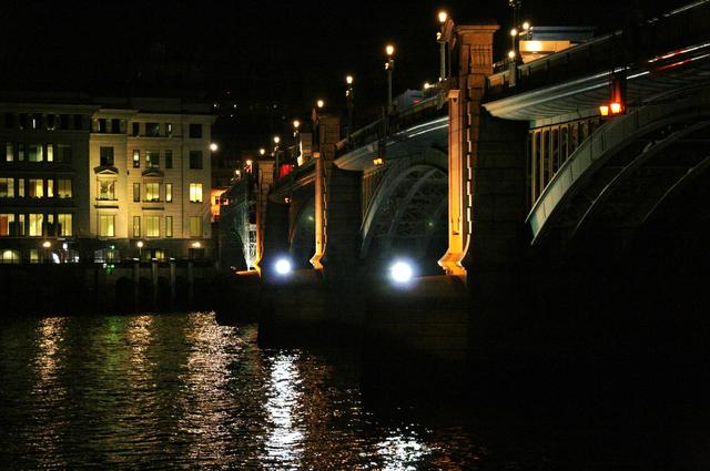 Nocne wędrówki brzegiem Tamizy