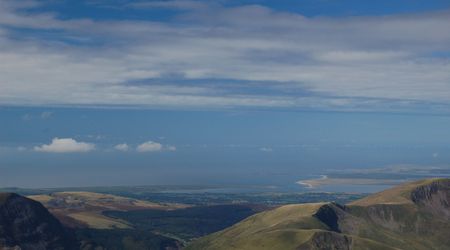 przełęcz w widokiem na ocean – Snowdonia, Wielka Brytania