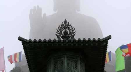 Lantau - Wielki Budda w mglisty styczniowy dzień – Hongkong