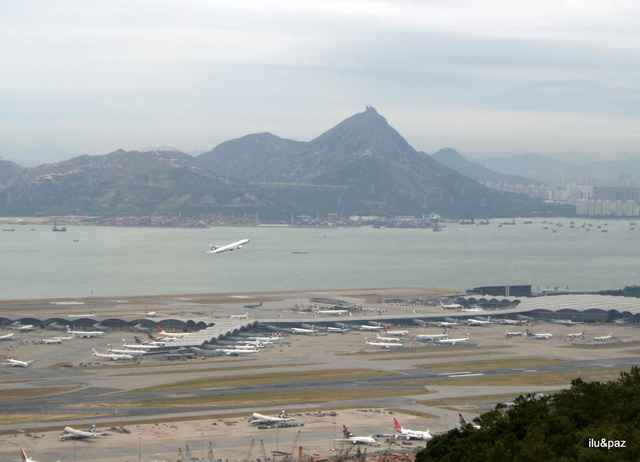 Lantau - lotnisko widziane z kolejki linowej