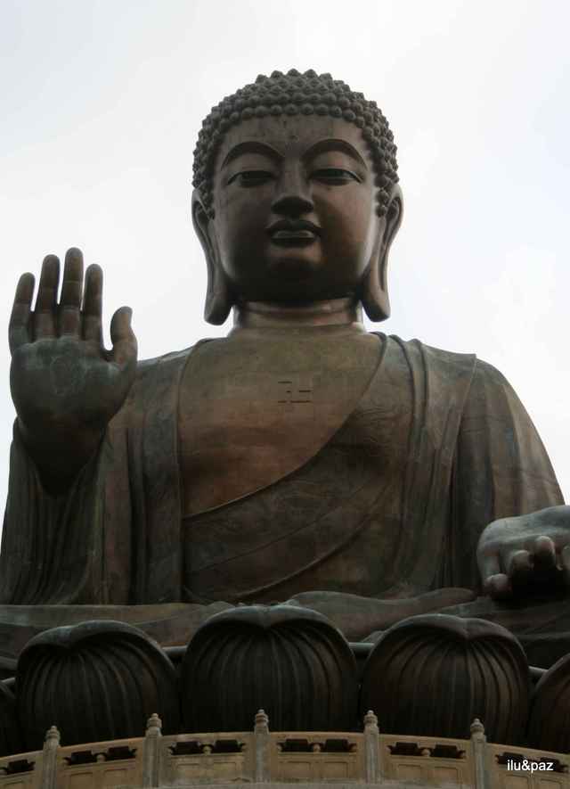 Lantau - Wielki Budda w słoneczny dzień listopadowy