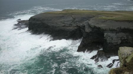 klify w Kilkee, IRLANDIA