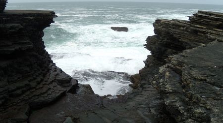 klify w Kilkee, IRLANDIA