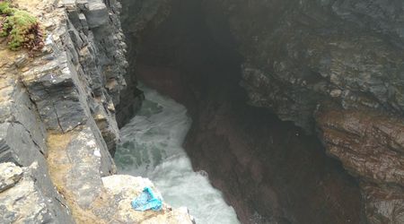 klify w Kilkee, IRLANDIA