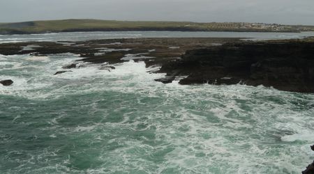 klify w Kilkee, IRLANDIA
