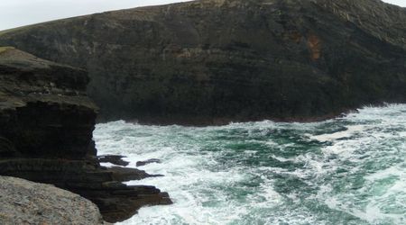 klify w Kilkee, IRLANDIA