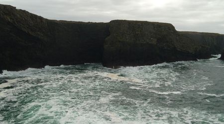 klify w Kilkee, IRLANDIA