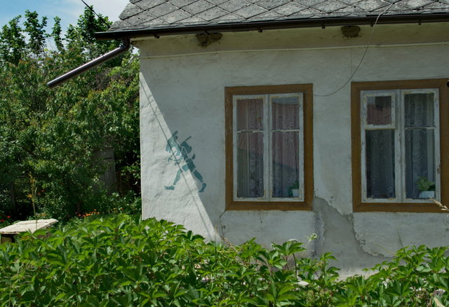 Koziołkowe graffiti na domu w Pacanowie