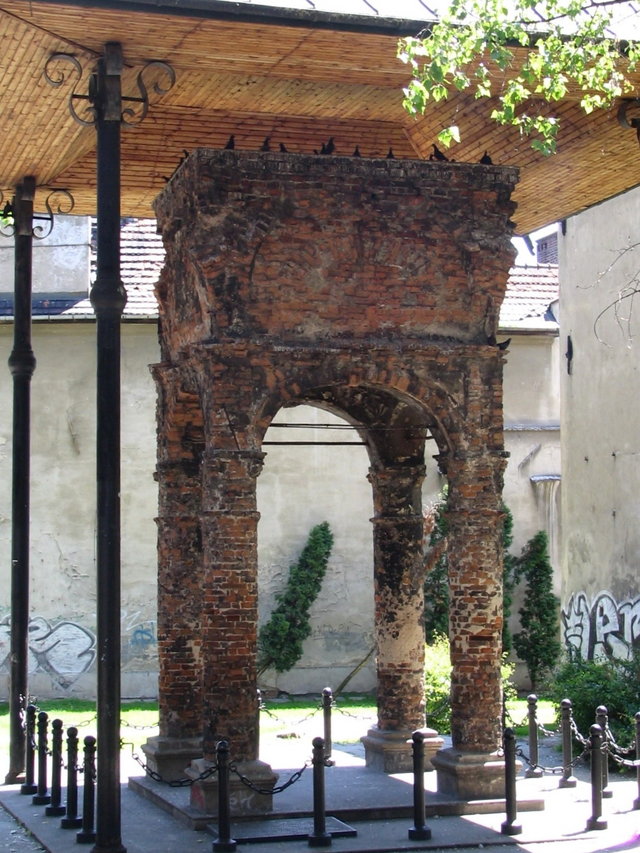 Ocalały fragment synagogi.