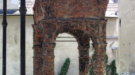 Ocalały fragment synagogi. – Tarnów, Polska