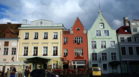 Tallinn rynek kolorowe kamienice – Estonia