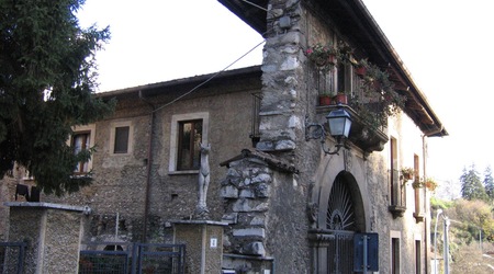 051 kamienica – L'Aquila, Włochy